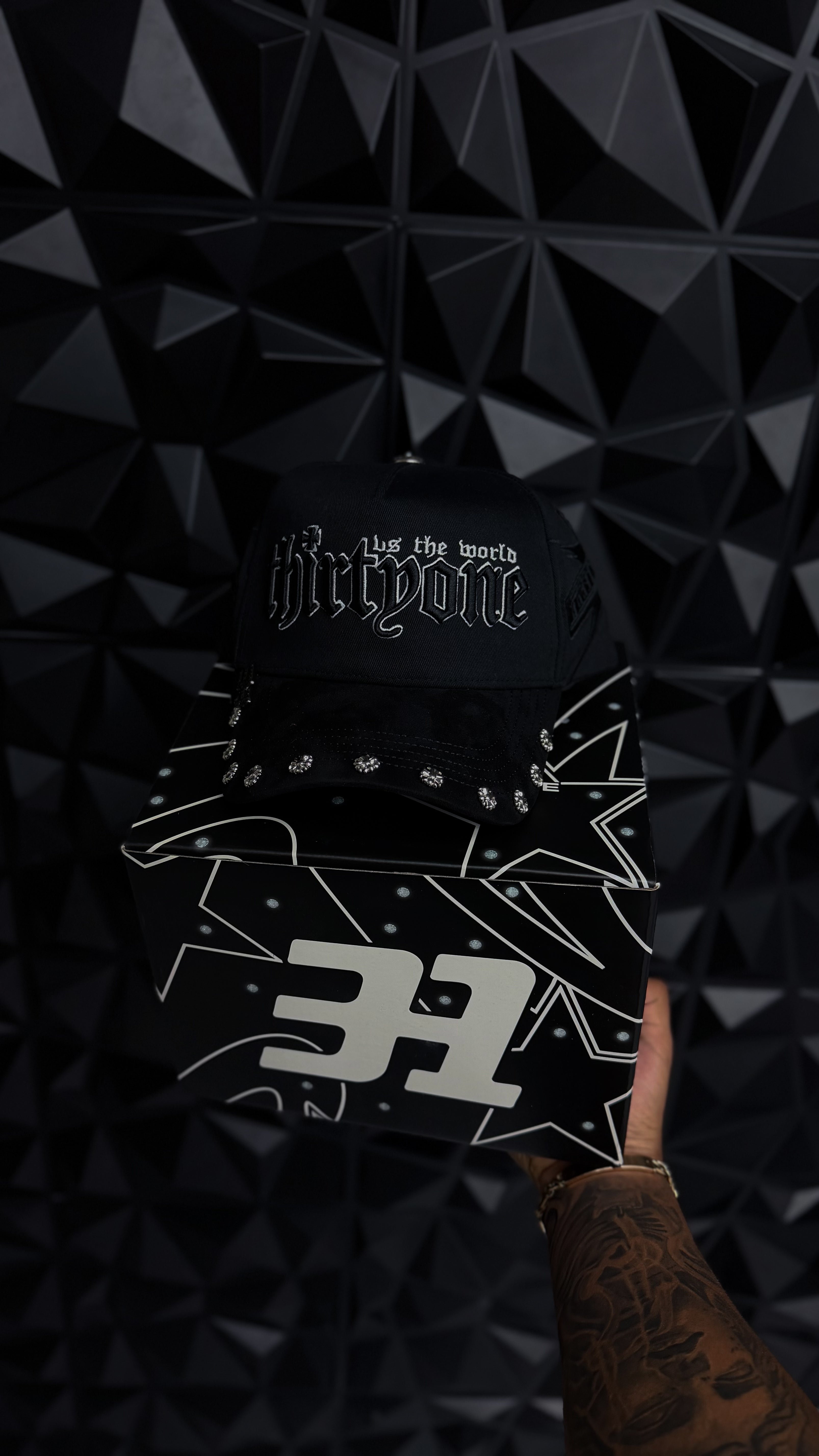 31 HATS 31 VS THE WORLD CON CAJA